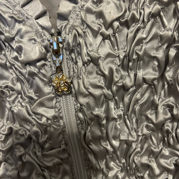 Joseph Ribkoff CRINKLE SILVER
SATIN V-Neck RUFFLE DETAIL Zip
Up BLAZER size 10 - Picture 8 of 8